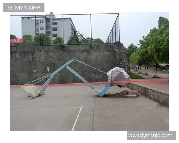 悲惨剧!16岁国家队球员双手挂篮筐,篮球架忽然坍毁被砸中,当场身亡 悲惨剧!16岁国家队球员双手挂篮筐,篮球架忽然坍毁被砸中,当场身亡